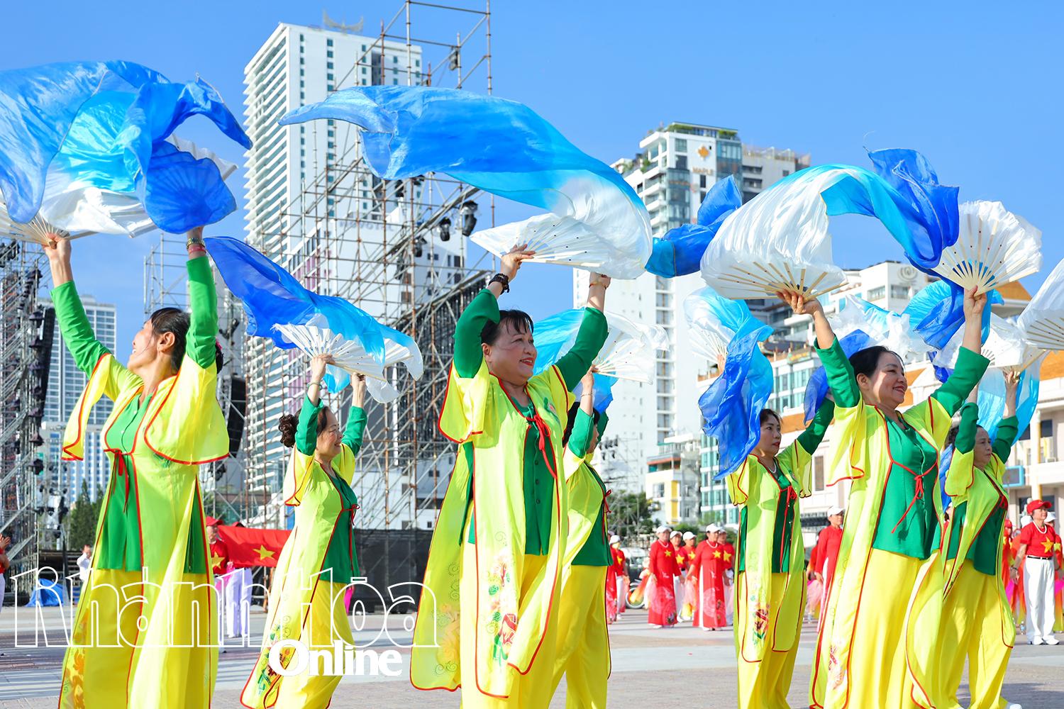 សមាជិក​សមាគម​យូណេស្កូ​ខេត្ត Khanh Hoa សម្តែង​ក្នុង​កម្មវិធី​សិល្បៈ​ដែល​ប្រារព្ធ​ធ្វើ​នៅ​ទីលាន​ទី ២ ខែ​មេសា។ រូបថតគំនូរ។   