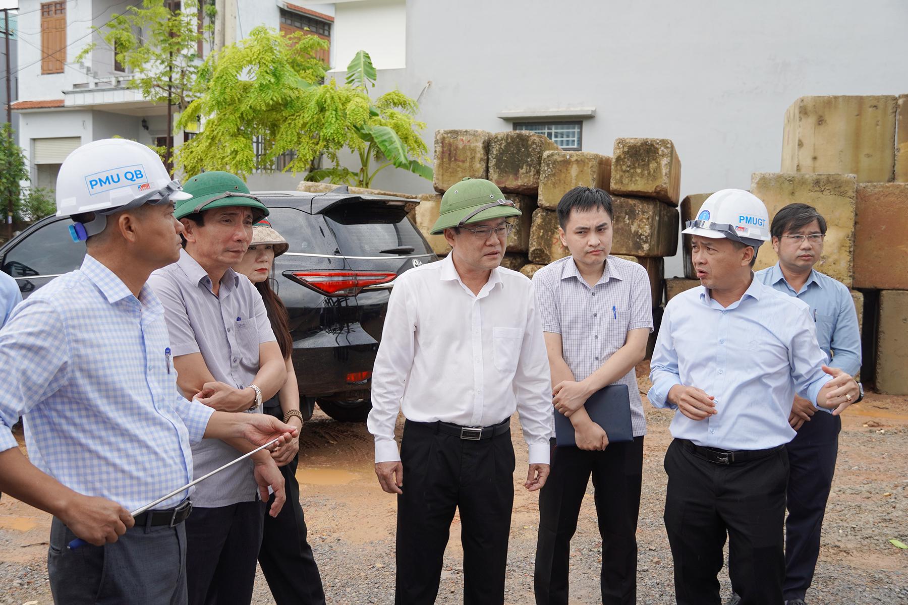 นาย Phan Phong Phu รองประธานคณะกรรมการประชาชนจังหวัดกวางจิ รับฟังรายงานจากหน่วยงานต่างๆ เพื่อทำความเข้าใจสถานการณ์