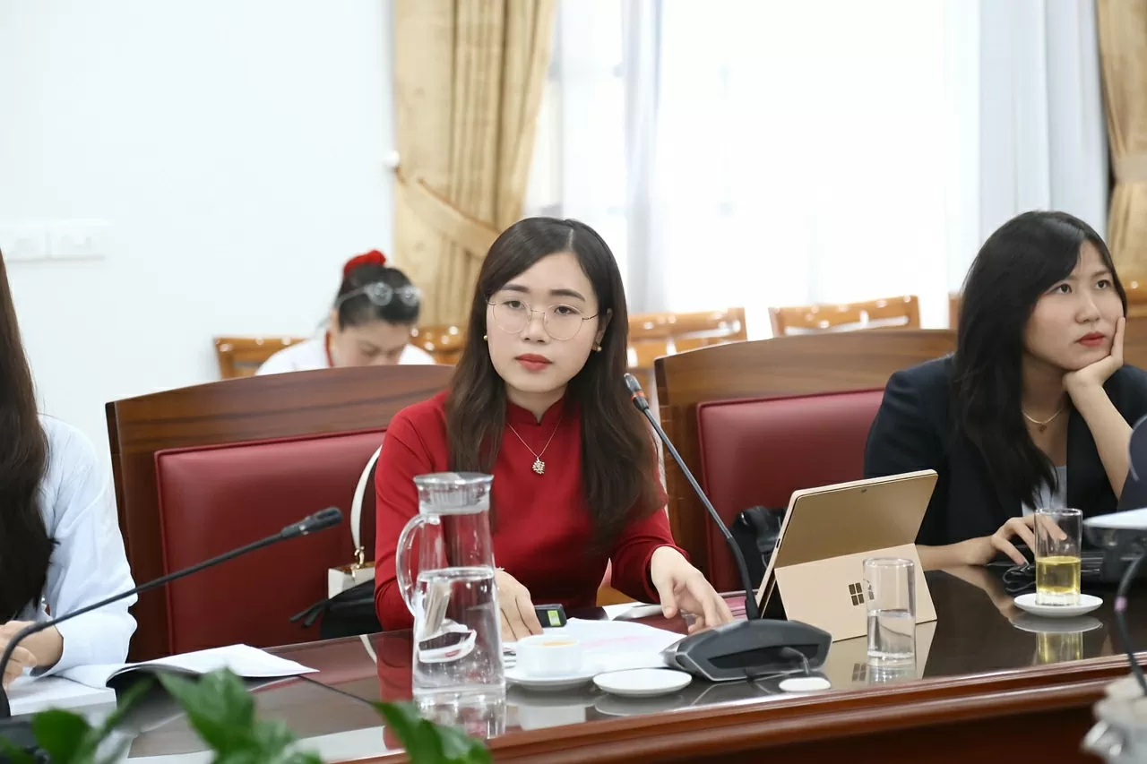 Bà Lê Như Mai, công tác tại Viện Nghiên cứu chiến lược Ngoại giao, Học viện ngoại giao chia sẻ về cuốn sách “Tư tưởng ngoại giao Hồ Chí Minh” của nguyên Bộ trưởng Ngoại giao Nguyễn Dy Niên. (Ảnh: Thành Long)