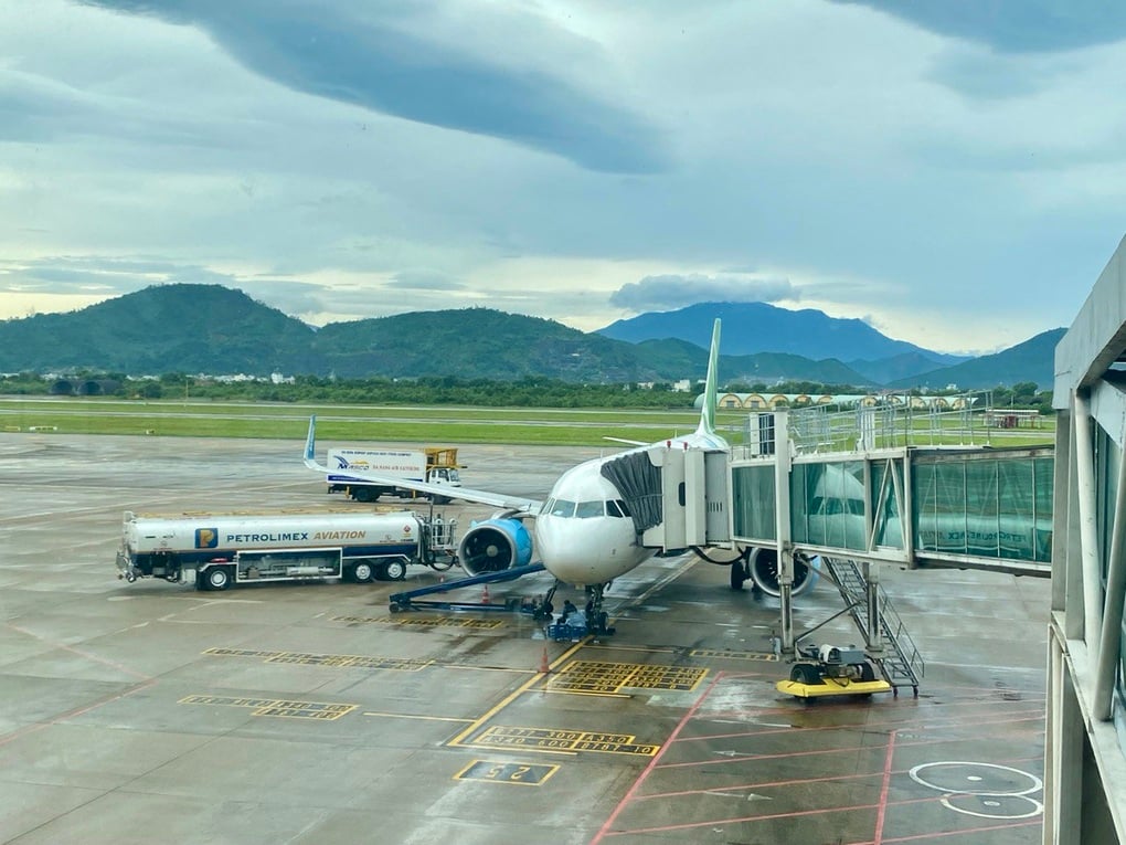 Bão Nongfa áp sát đất liền, loạt chuyến bay bị điều chỉnh lịch - 1