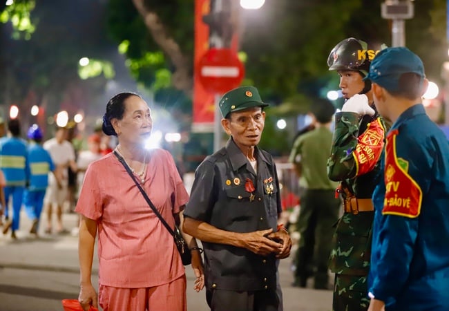 Người dân hào hứng xuyên đêm chờ Tổng duyệt Lễ diễu binh, diễu hành kỷ niệm 80 năm Cách mạng tháng Tám và Quốc khánh 2/9 - Ảnh 9.