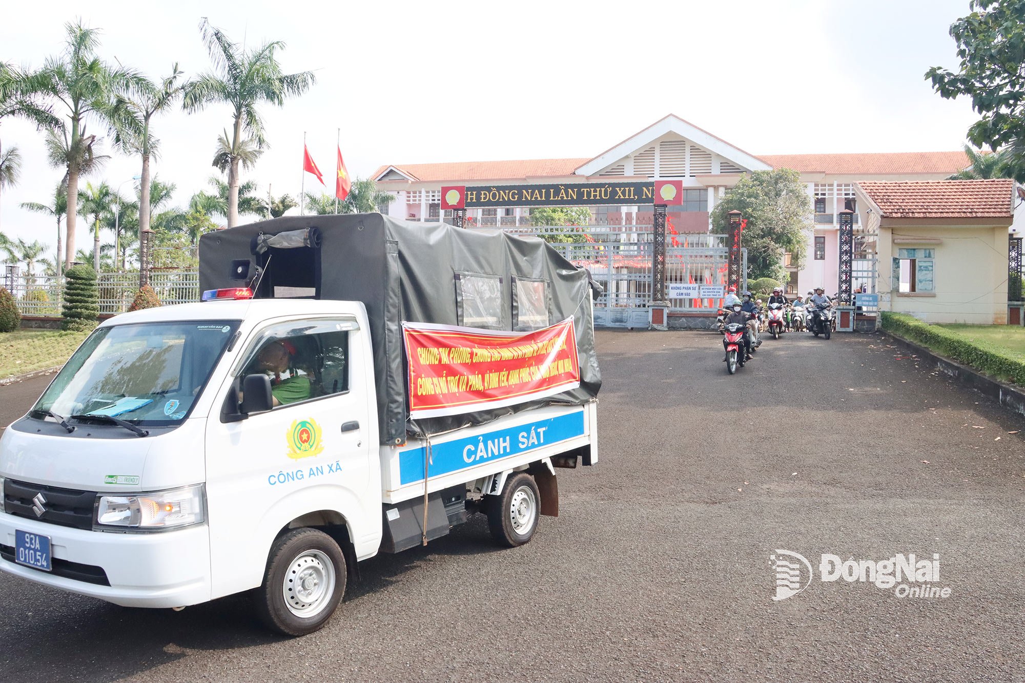 Phu Nghia Commune Health Station regularly coordinates with local agencies and organizations to propagate and launch campaigns to destroy mosquito larvae and prevent dengue fever. Photo: Van Doan