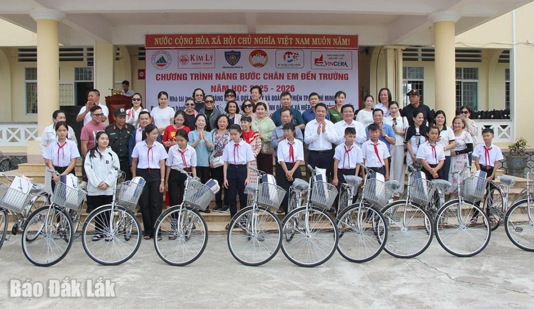 អ្នកឧបត្ថម្ភ ផ្តល់កង់ដល់សិស្ស។