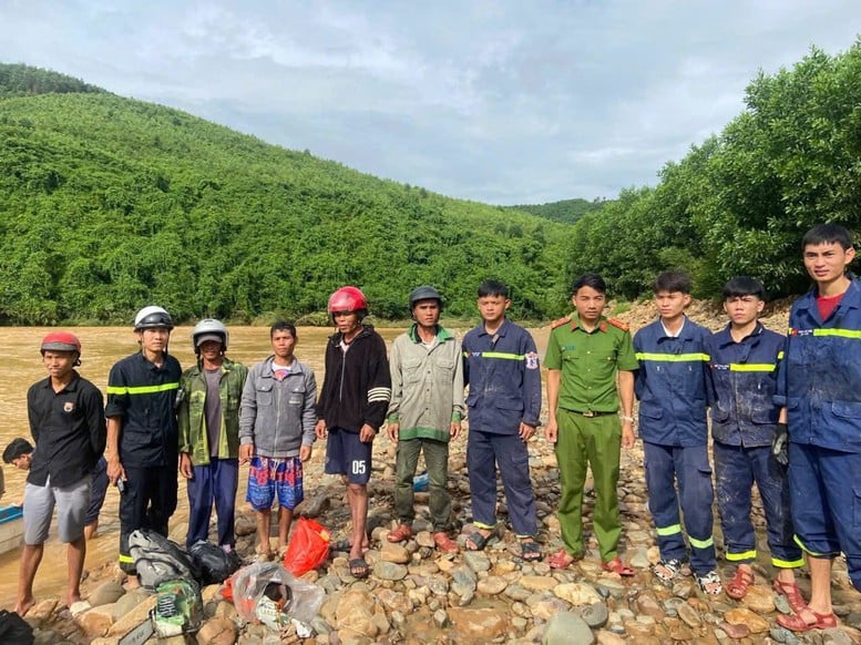 Quảng Trị: Cứu nạn thành công 5 người dân sau 4 giờ vật lộn với dòng lũ xiết- Ảnh 2.