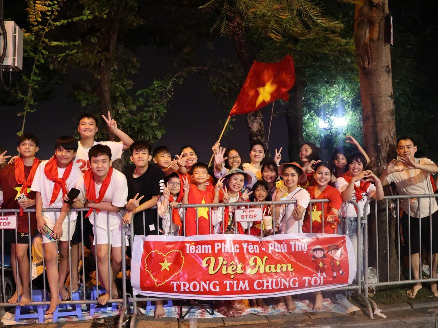 Eine fast 40-köpfige Familie aus der Provinz Phu Tho kam nach Hanoi, um die Parade zu sehen. Die Familie brach am Morgen des 29. August auf, um einen geeigneten Ort am Anfang der Thanh Nien Straße zu finden. Foto: MH