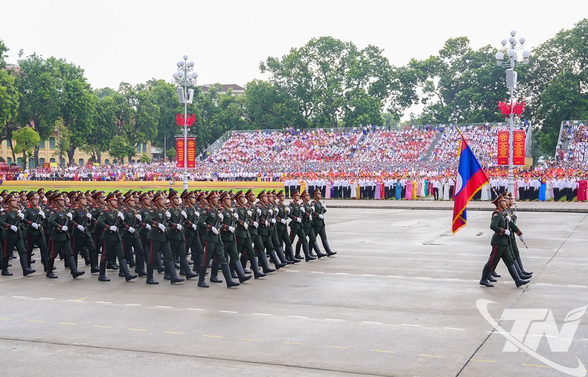 Quân nhân Lào tham gia diễu hành.