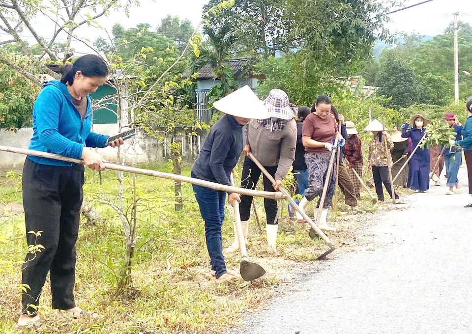 Many flower roads in Dong Le commune are taken care of and maintained carefully by women - Photo: X.V