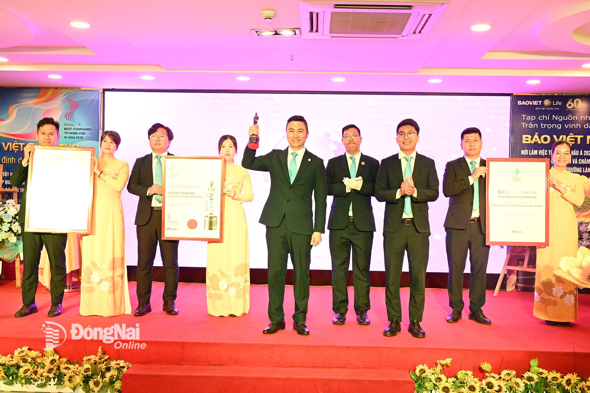 Bao Viet Life Binh Phuoc leaders received the trophy honoring the Best Workplace in Asia (2018-2025). Photo: Nguyen Tan 