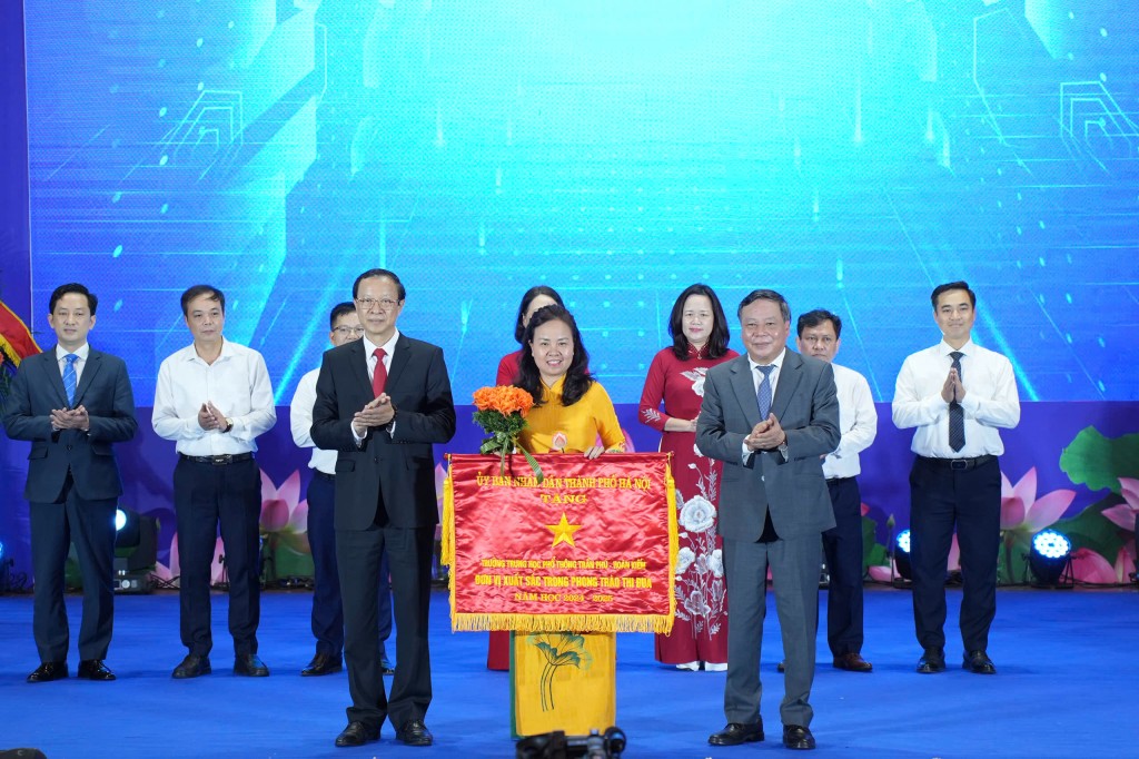 Thứ trưởng Thường trực Bộ GD&ĐT Phạm Ngọc Thưởng và Phó Bí thư Thường trực Thành ủy Hà Nội Nguyễn Văn Phong Dịp này, 9 đơn vị nhận Cờ đơn vị xuất sắc trong phong trào thi đua của TP