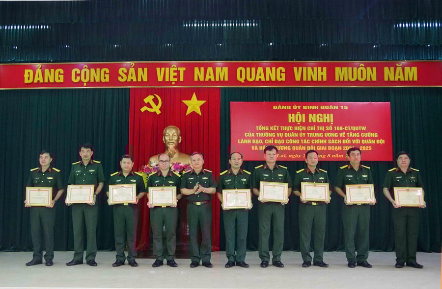 trao-bang-khen.jpg
