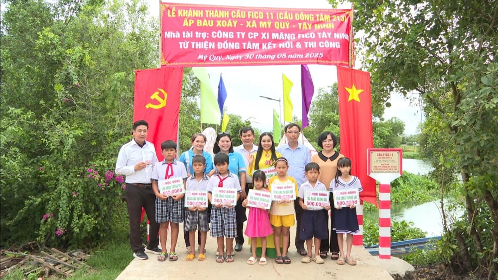 Trao học bổng cho học sinh nghèo hiếu học trên địa bàn xã Mỹ Quý