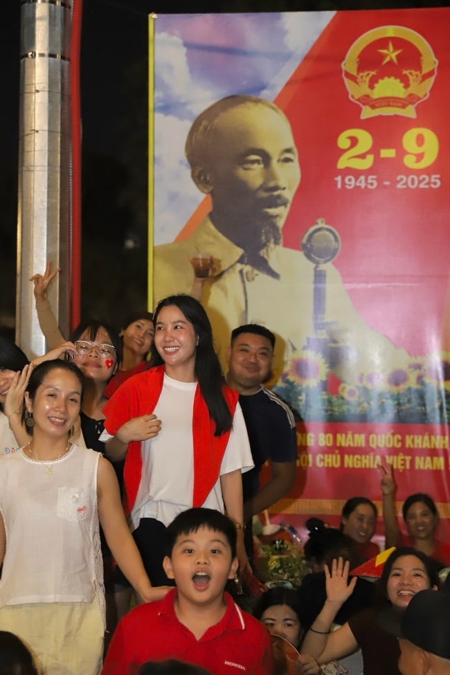 Người dân hào hứng xuyên đêm chờ Tổng duyệt Lễ diễu binh, diễu hành kỷ niệm 80 năm Cách mạng tháng Tám và Quốc khánh 2/9 - Ảnh 4.