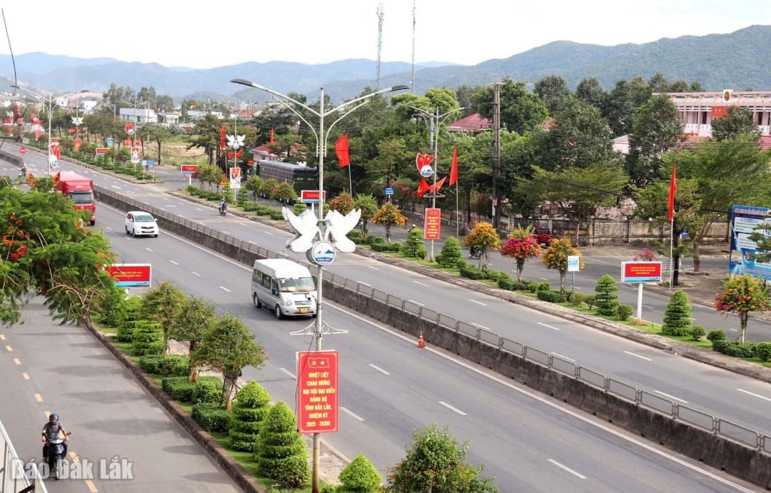 Many streets in Dong Hoa ward are lined with flags and welcome banners.