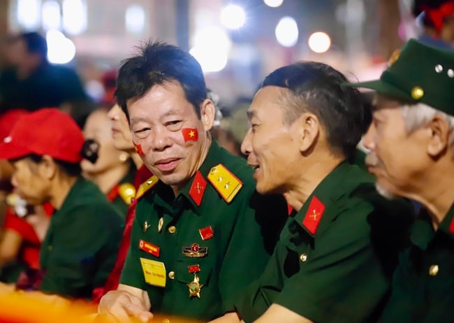Người dân hào hứng xuyên đêm chờ Tổng duyệt Lễ diễu binh, diễu hành kỷ niệm 80 năm Cách mạng tháng Tám và Quốc khánh 2/9 - Ảnh 12.