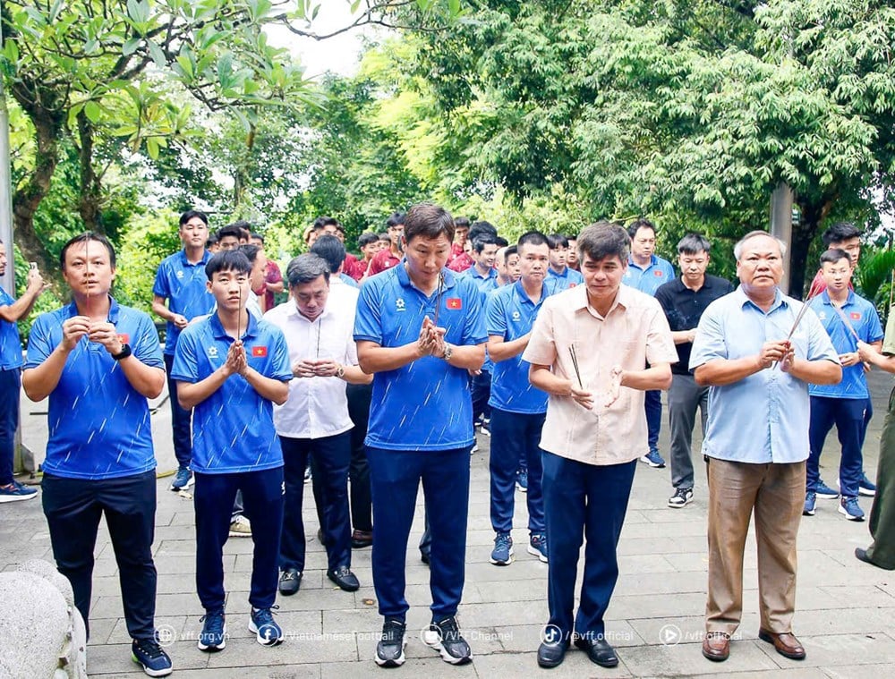 Seleção Vietnamita Sub-23 oferece incenso em homenagem a Hung King - foto 1