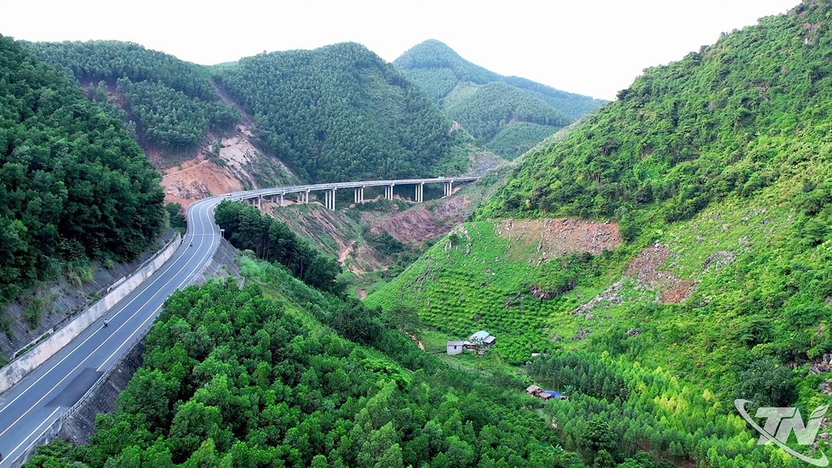 Connecting transport projects are opening up opportunities to effectively exploit the potential and advantages of Thai Nguyen after the merger. In the photo: Thai Nguyen - Cho Moi Expressway section through Phu Luong commune.
