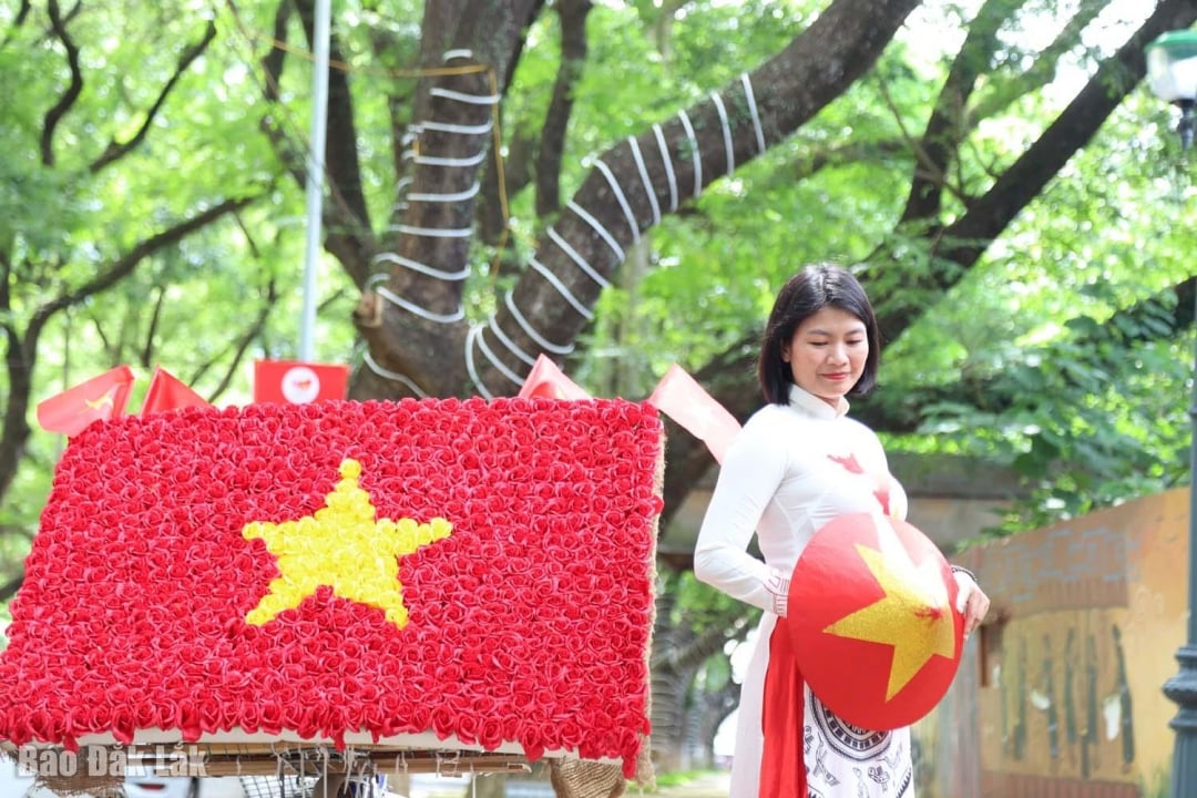 Tourists check-in with the national flag woven from flowers.