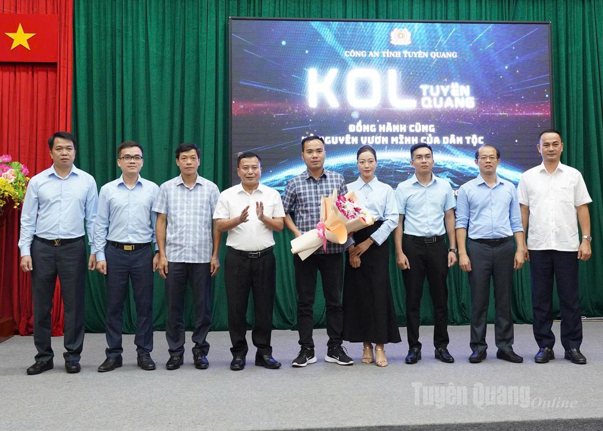 ผู้แทนตำรวจภูธรจังหวัดมอบดอกไม้แสดงความยินดีกับคณะกรรมการบริหารชั่วคราวสโมสร KOL จังหวัดเตวียนกวาง