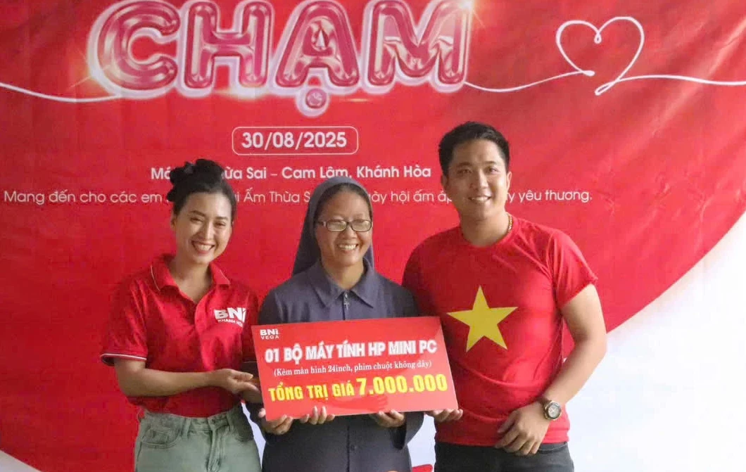 ក្រុម​នេះ​បាន​តុបតែង​បន្ទះ​ជា​និមិត្ត​រូប ដើម្បី​គាំទ្រ​ឧបករណ៍​សម្រាប់​ទីជម្រក​អ្នក​ផ្សព្វផ្សាយសាសនា។