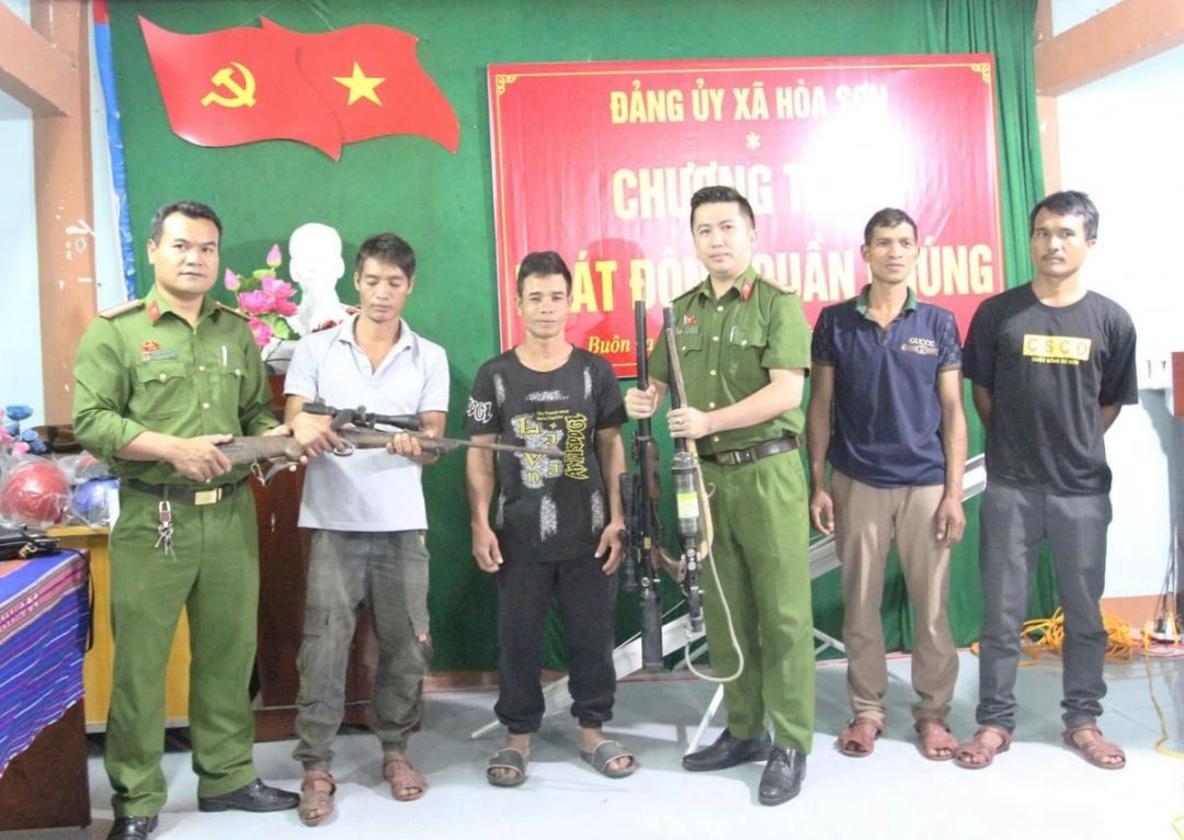 ស្ម័គ្រ​ចិត្ត​ប្រគល់​កាំភ្លើង​ច្នៃ​ចំនួន​៤​ដើម​ជូន​អាជ្ញាធរ។