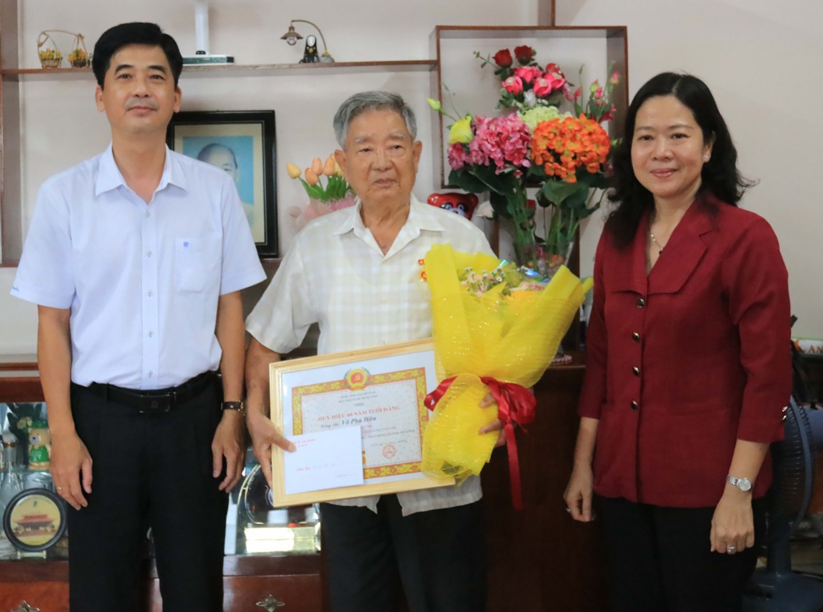Trao Huy hiệu 60 năm tuổi Đảng cho đảng viên Võ Phú Hữu 