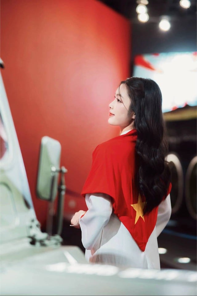 ‘Hot girl’ bóng chuyền Hà Kiều Vy gây thương nhớ với bộ ảnh mừng Quốc khánh - Ảnh 5.