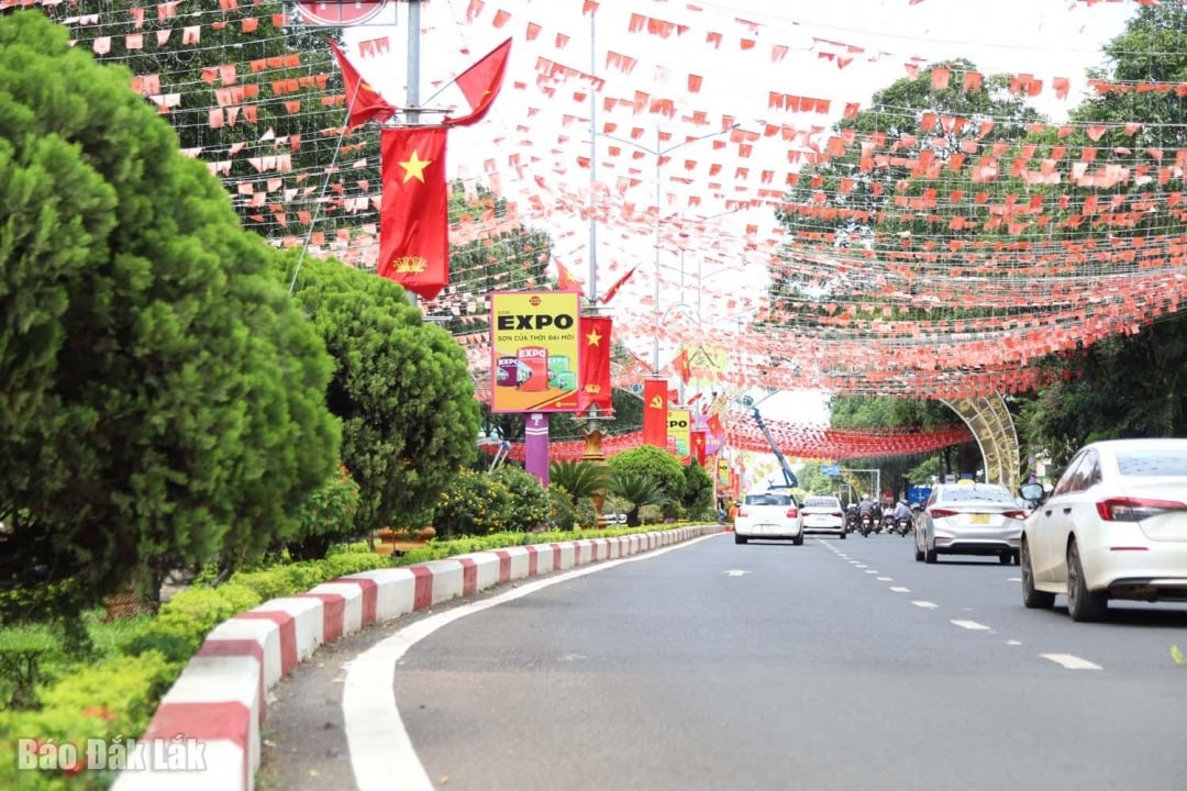 The streets in Buon Ma Thuot ward are bright with red flags.