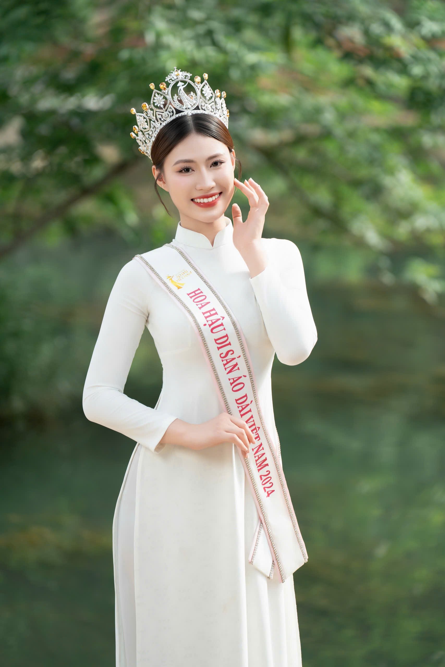 Cô gái xinh đẹp cao 1,73m ở hàng đầu khối diễu hành 54 dân tộc là ai? - 9