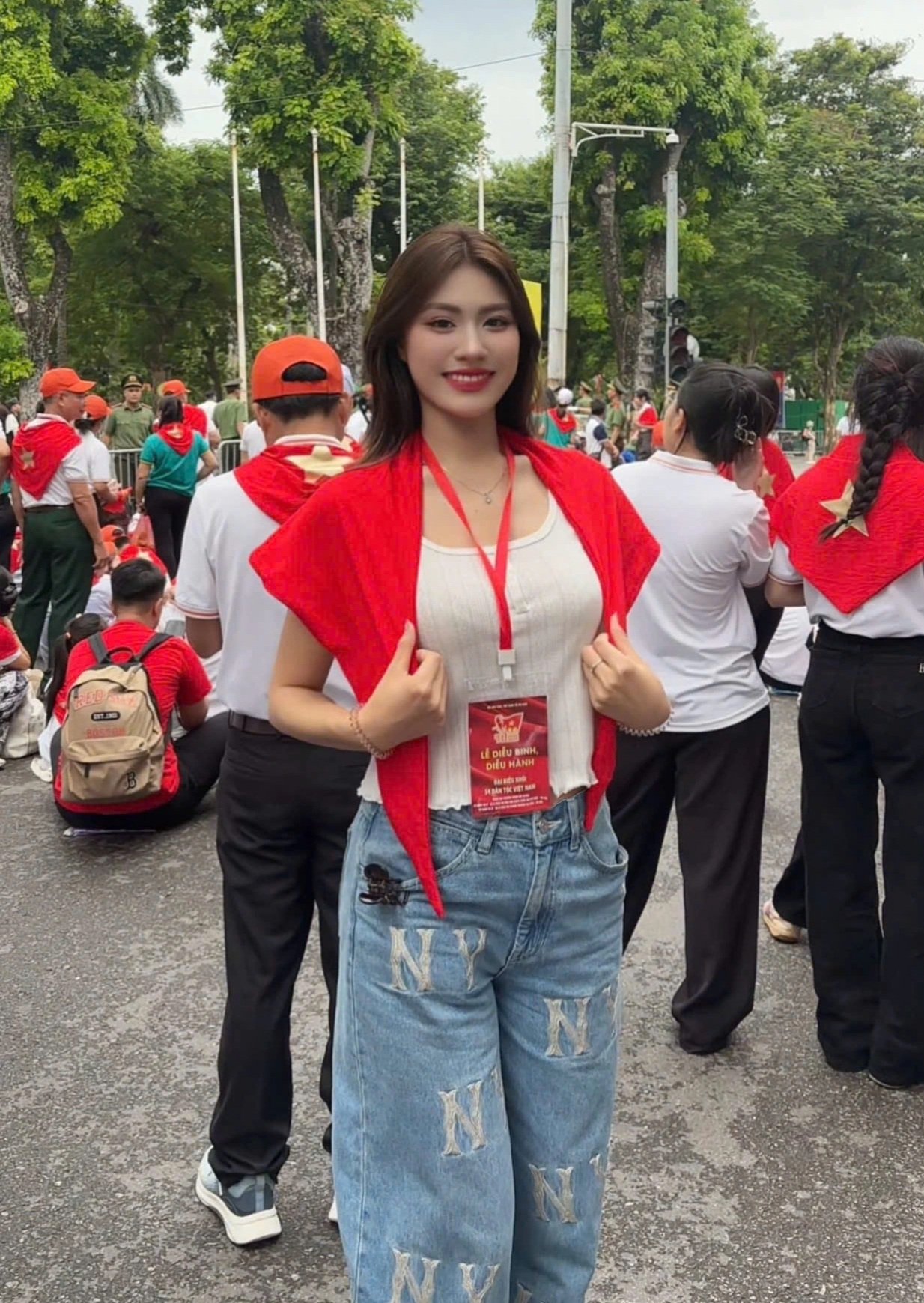 Cô gái xinh đẹp cao 1,73m ở hàng đầu khối diễu hành 54 dân tộc là ai? - 3