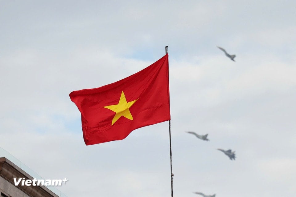 Вертолёты кружат в небе над Ханоем. (Фото: PV/Vietnam+)