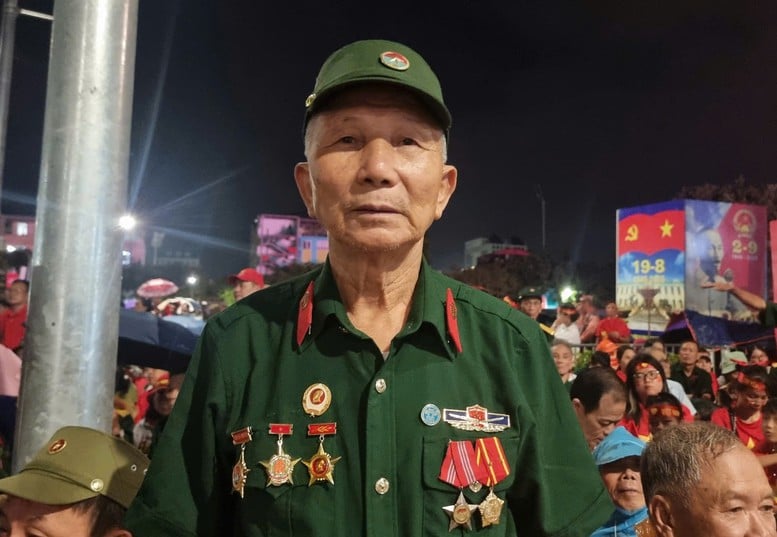 Người dân rưng rưng xúc động khi xem Lễ Tổng duyệt diễu binh, diễu hành kỷ niệm 80 năm Quốc khánh 2/9- Ảnh 3.