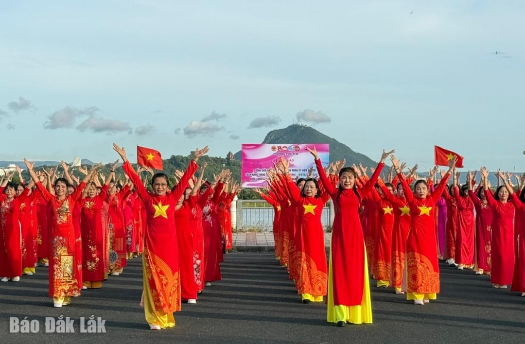 Đồng diễn áo dài.