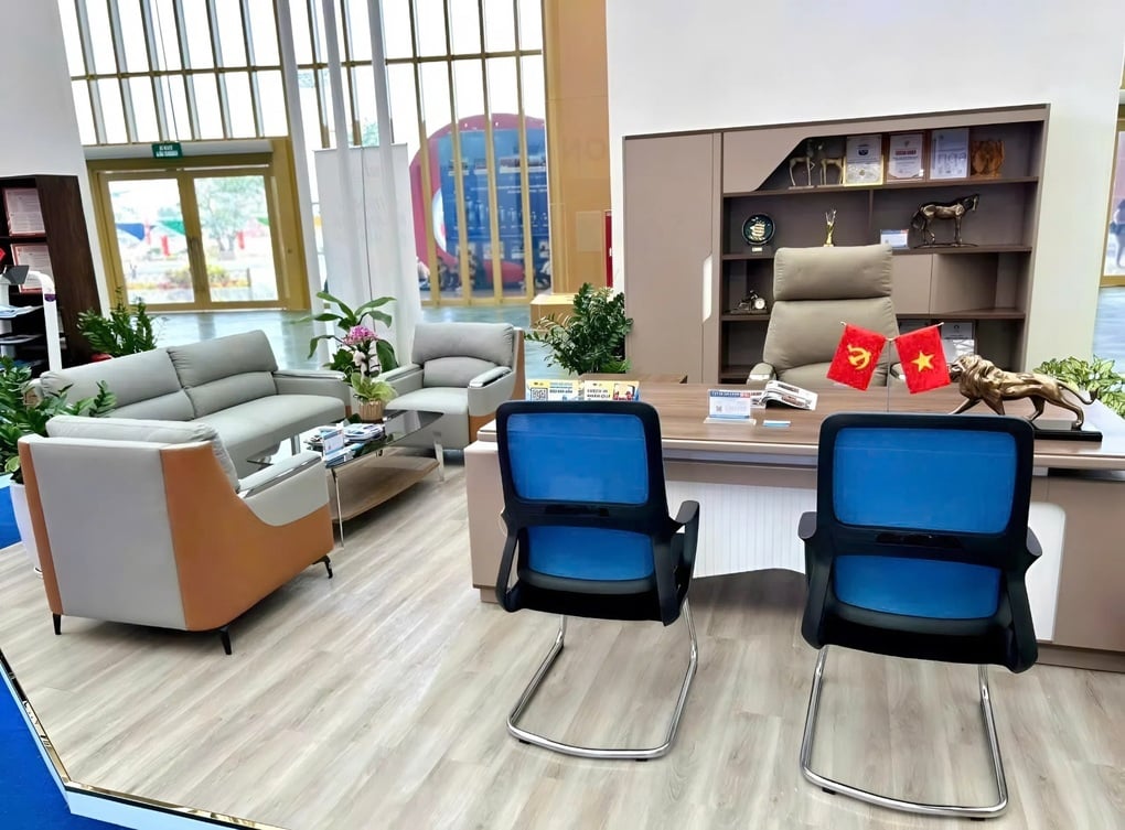 Chiêm ngưỡng ghế The One cao 2,5m của gian hàng Nội thất The One tại Triển lãm A80 - 3