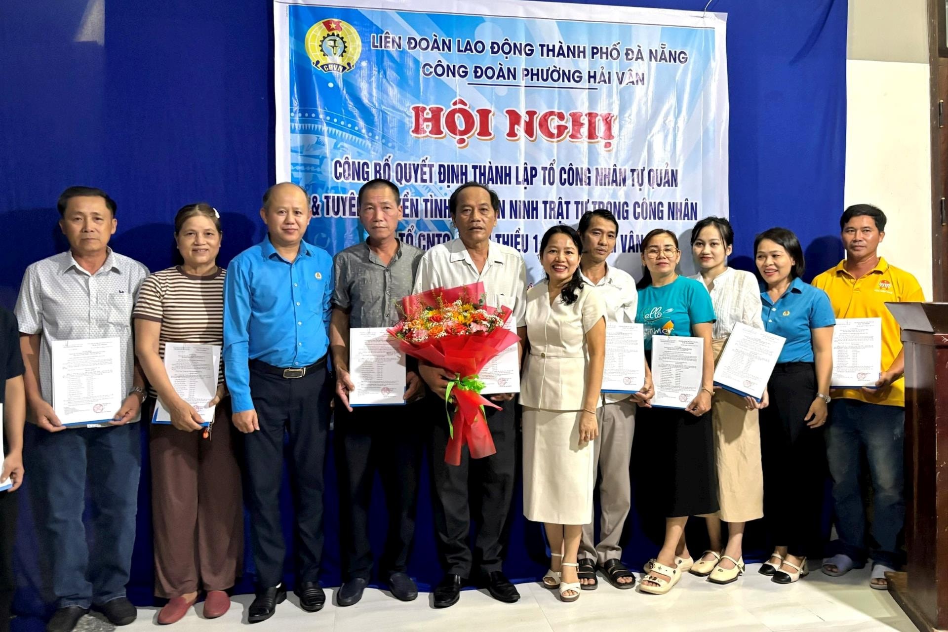 តំណាង​សហព័ន្ធ​ការងារ​ទីក្រុង និង​សហជីព​កម្មករ​វួដ Hai Van បាន​បង្ហាញ​សេចក្តី​សម្រេច​ចិត្ត​ដល់​សមាជិក​នៃ​ក្រុម​កម្មករ​គ្រប់គ្រង​ខ្លួនឯង​តំបន់ Xuan Thieu 1។