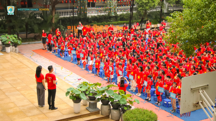សាលារៀនជាច្រើននៅទីក្រុងហាណូយ រៀបចំសកម្មភាពគោរពទង់ជាតិ។ (រូបថត៖ សាលាបឋមសិក្សា និងអនុវិទ្យាល័យ តៃហាណូយ)