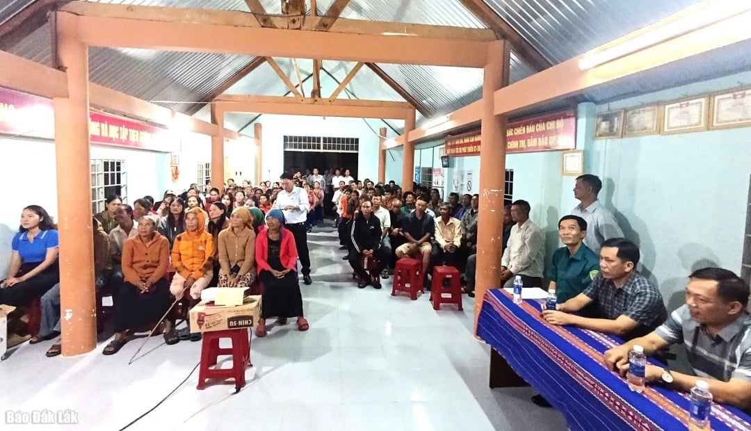 នៅភូមិ Ja Hoa Son ឃុំ Hoa Son កម្មវិធីប្រមូលផ្តុំមហាជន។