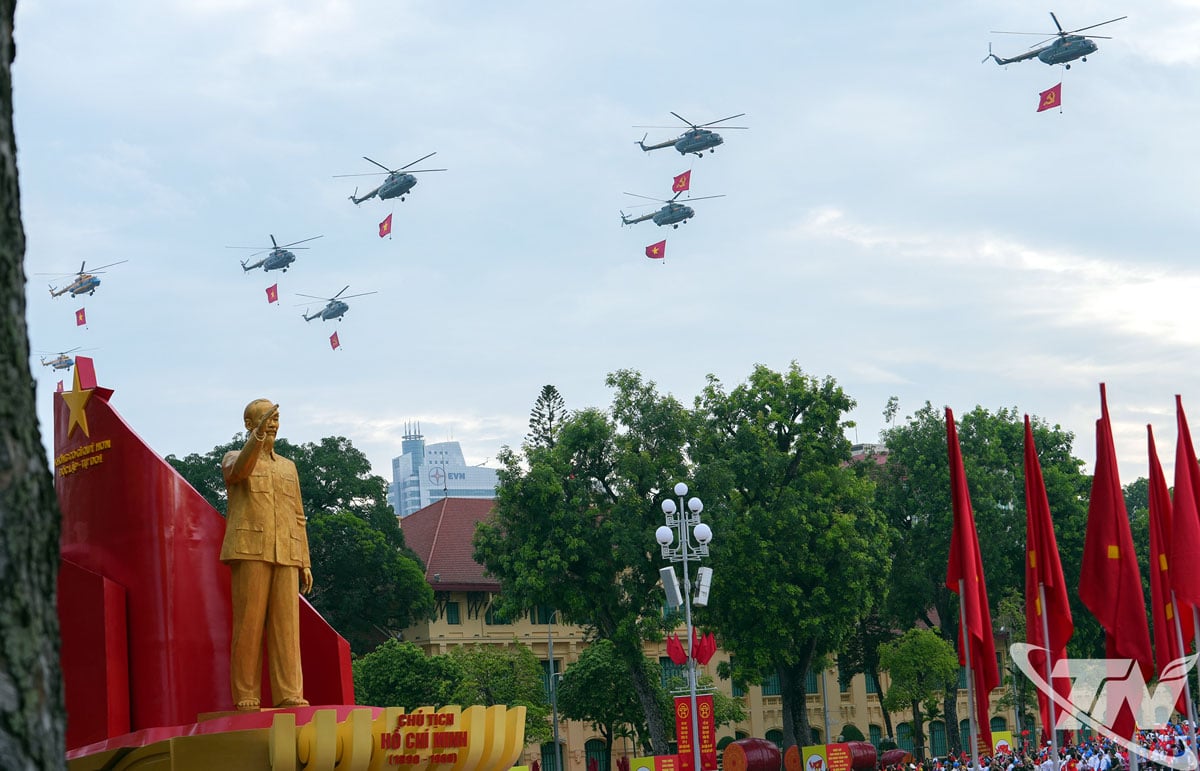 การสาธิตการบินได้ถูกแสดงในช่วงเริ่มต้นของขบวนพาเหรด
