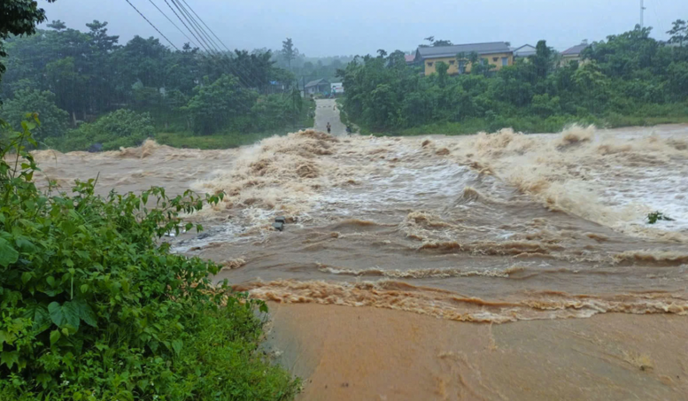 Quảng Trị: Cứu nạn thành công 5 người dân sau 4 giờ vật lộn với dòng lũ xiết- Ảnh 4.