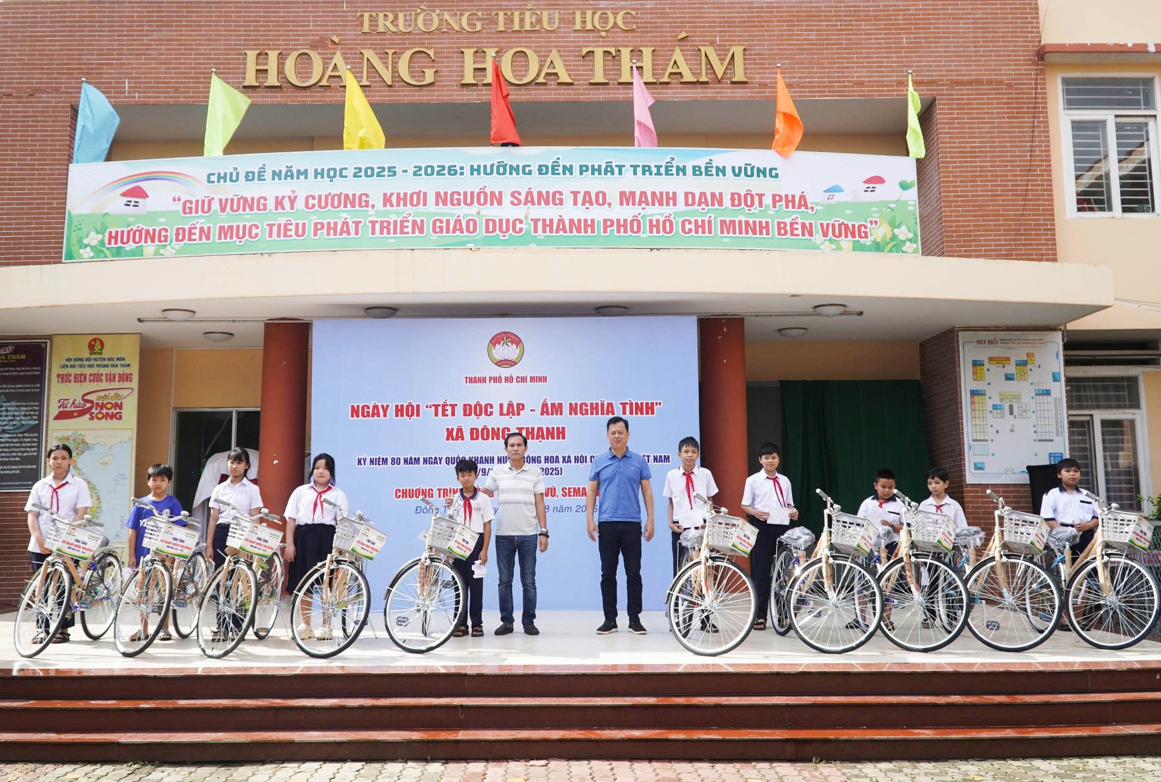 Ấm lòng Tết Độc lập: Học trò có xe, người già có quà - Ảnh 7.