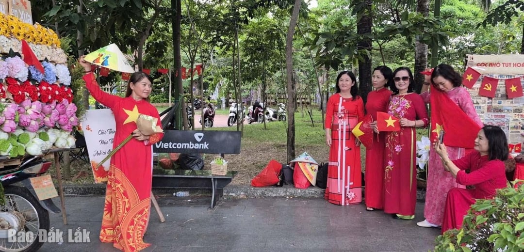 These days many people come to Thanh Thieu Nien Park (Tuy Hoa ward) to take souvenir photos.