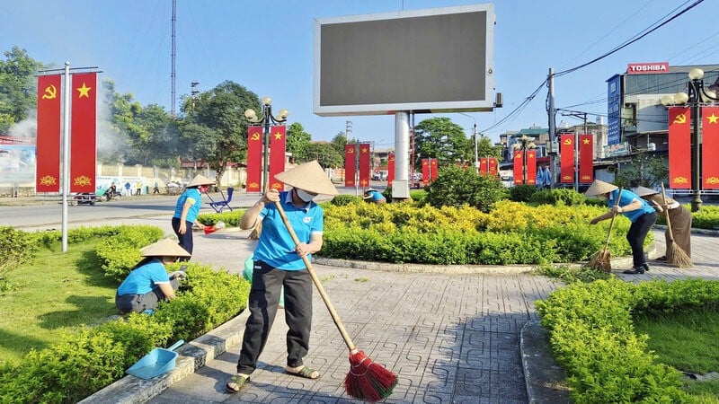 People of Phu Luong commune, Thai Nguyen province clean the environment on the occasion of the 80th anniversary of August Revolution, National Day September 2 and the Commune Party Congress.