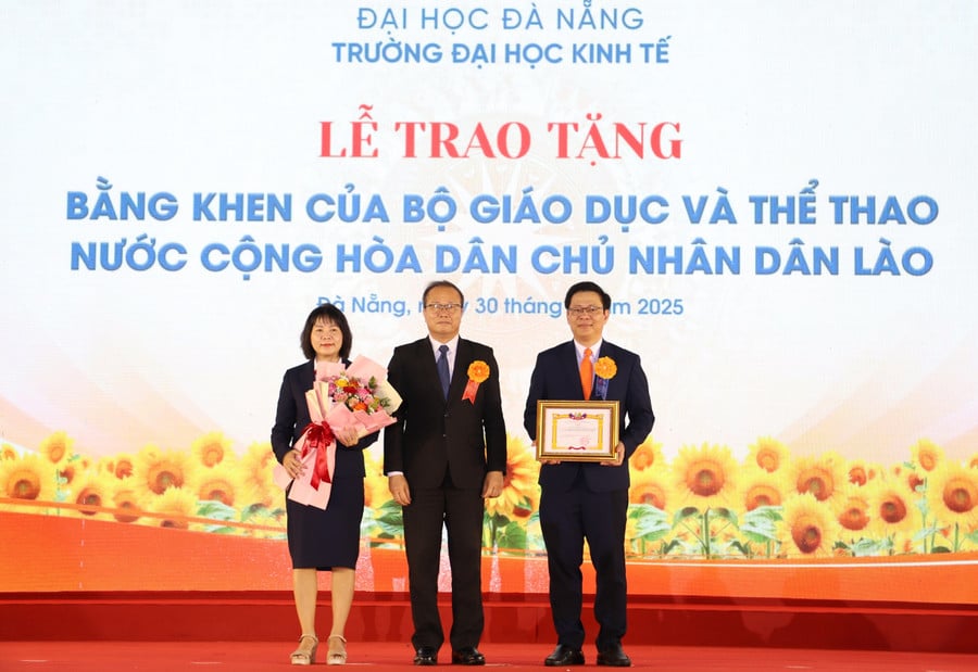 bang-khen-lao-truong-dh-kinh-te-da-nang-50-nam.jpg