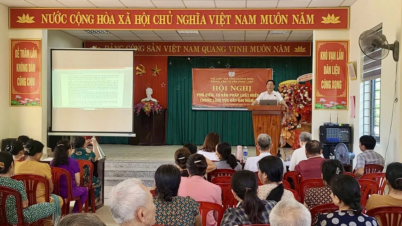 Các cuộc tuyên truyền và tư vấn pháp luật lưu động miễn phí góp phần giúp người dân tiếp cận được nhiều hơn các quy định của pháp luật trong lĩnh vực đất đai -Ảnh: T.L