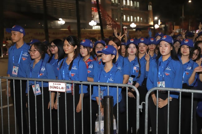 Người dân hào hứng xuyên đêm chờ Tổng duyệt Lễ diễu binh, diễu hành kỷ niệm 80 năm Cách mạng tháng Tám và Quốc khánh 2/9 - Ảnh 10.