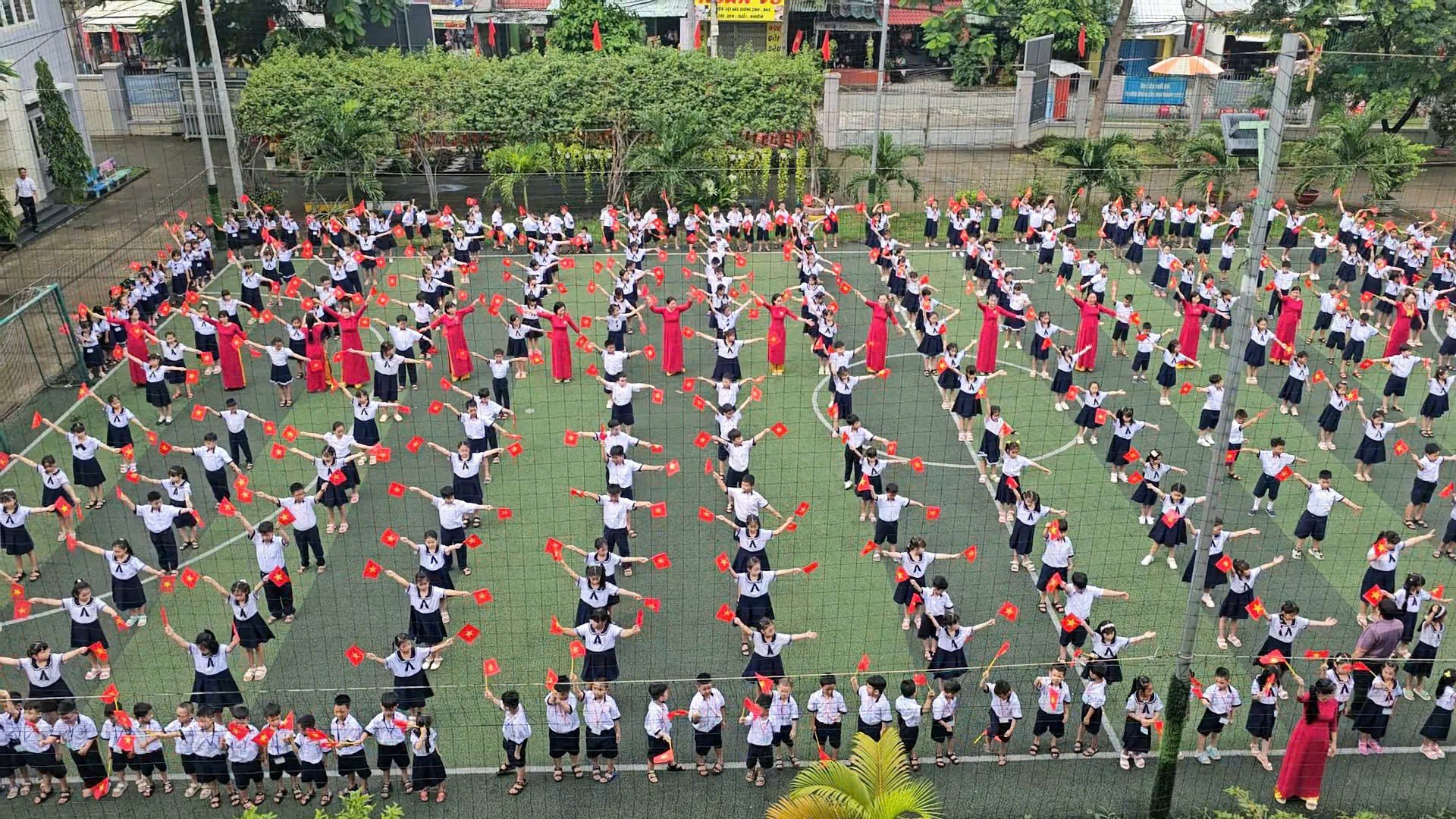 Trường học TP.HCM đỏ rực cờ Tổ quốc chào Quốc khánh 2.9 - Ảnh 4.
