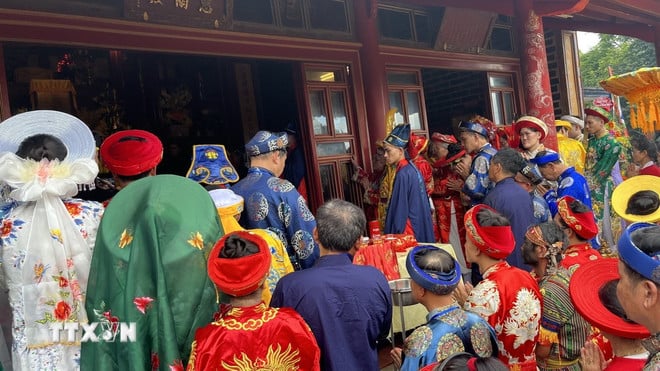 ttxvn-hue-hang-van-nguoi-hanh-huong-tham-gia-le-hoi-dien-hue2.jpg