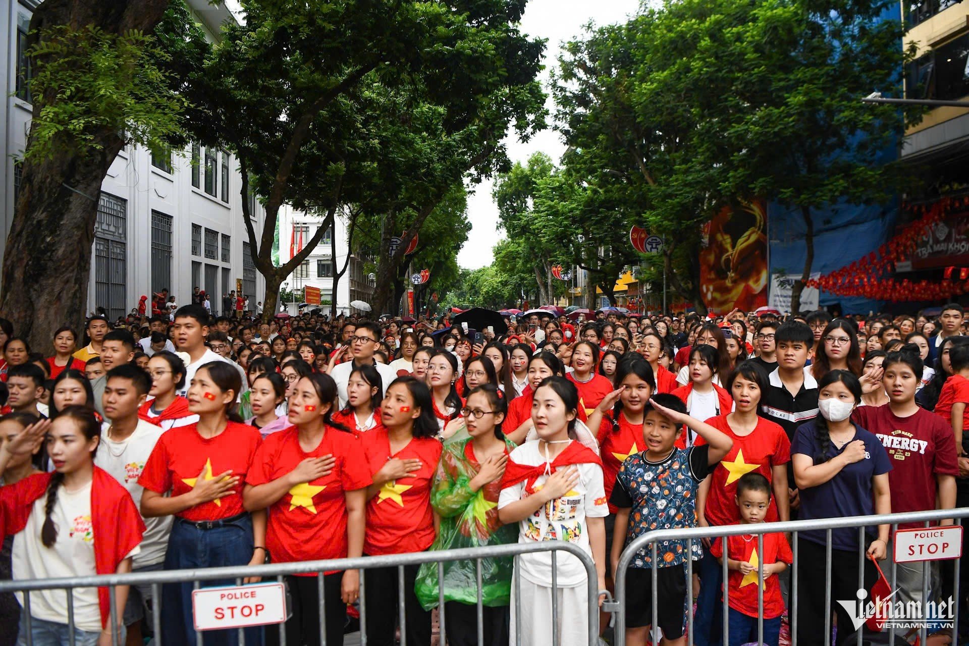 Tại điểm Tràng Tiền, Ngô Quyền người nhân cùng nhau đứng lên, đặt tay lên ngực hát vang Quốc ca. (Ảnh: VietNamNet) Tại điểm Tràng Tiền, Ngô Quyền người nhân cùng nhau đứng lên, đặt tay lên ngực hát vang Quốc ca. (Ảnh: VietNamNet)