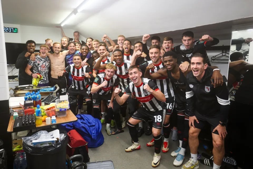 Dan WAGs Grimsby Town anh 1