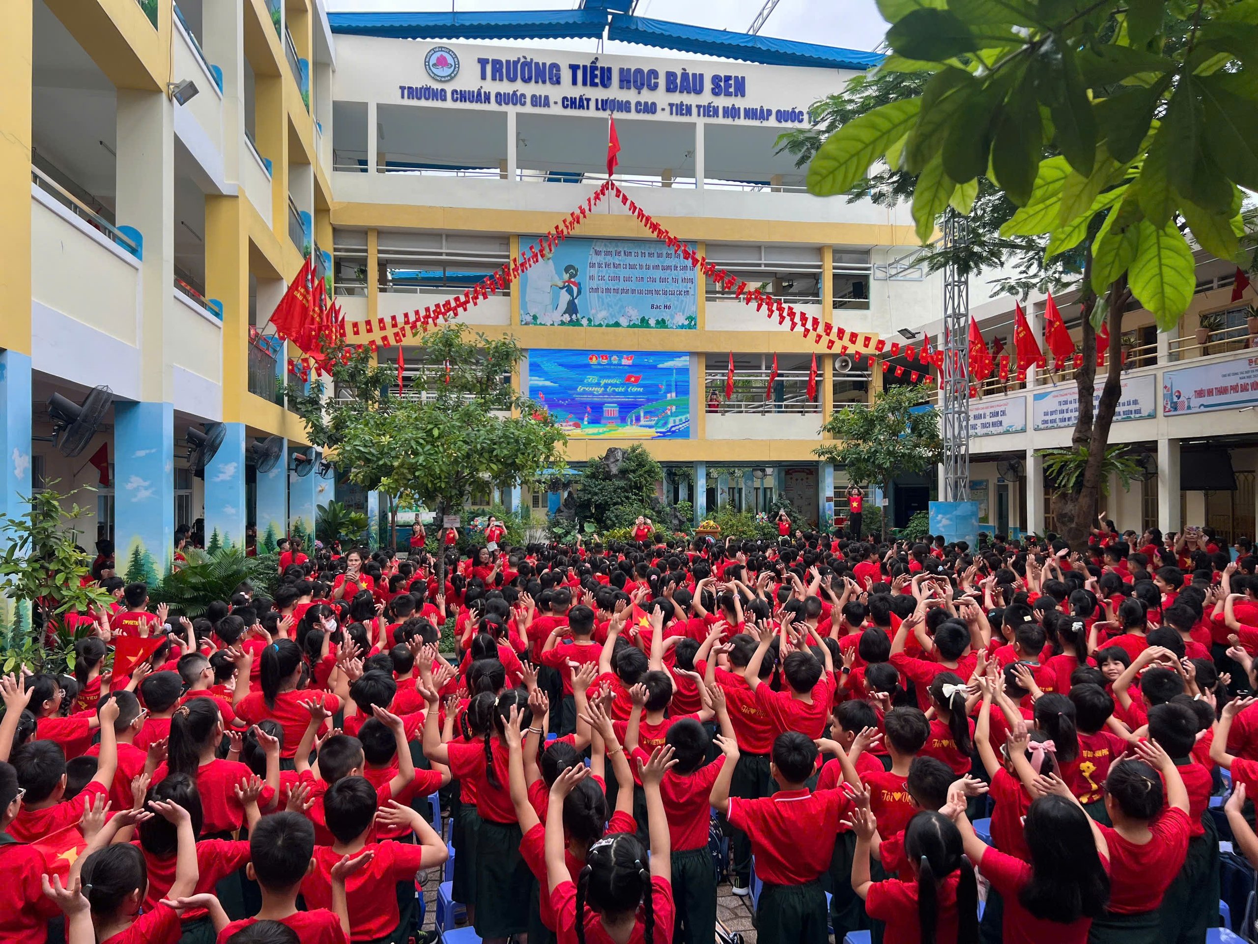 Trường học TP.HCM đỏ rực cờ Tổ quốc chào Quốc khánh 2.9 - Ảnh 11.