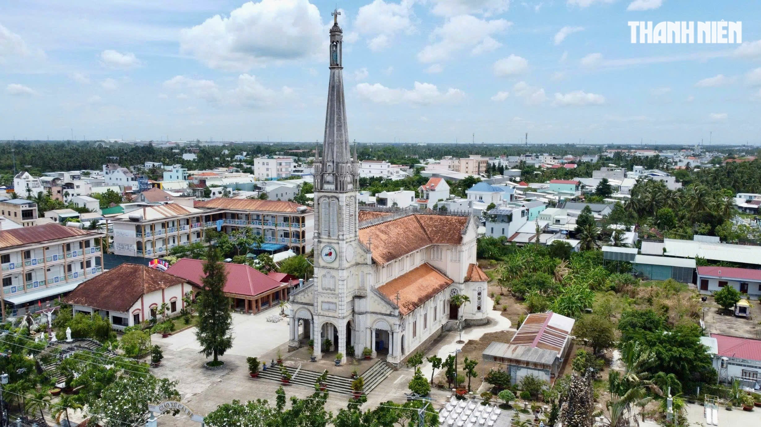 Khám phá nhà thờ trăm tuổi có tháp chuông cao nhất miền Tây- Ảnh 2.